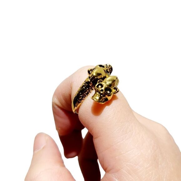 Brand New Gold Skulls Heads Ring Adjustable Size - Picture 2 of 7